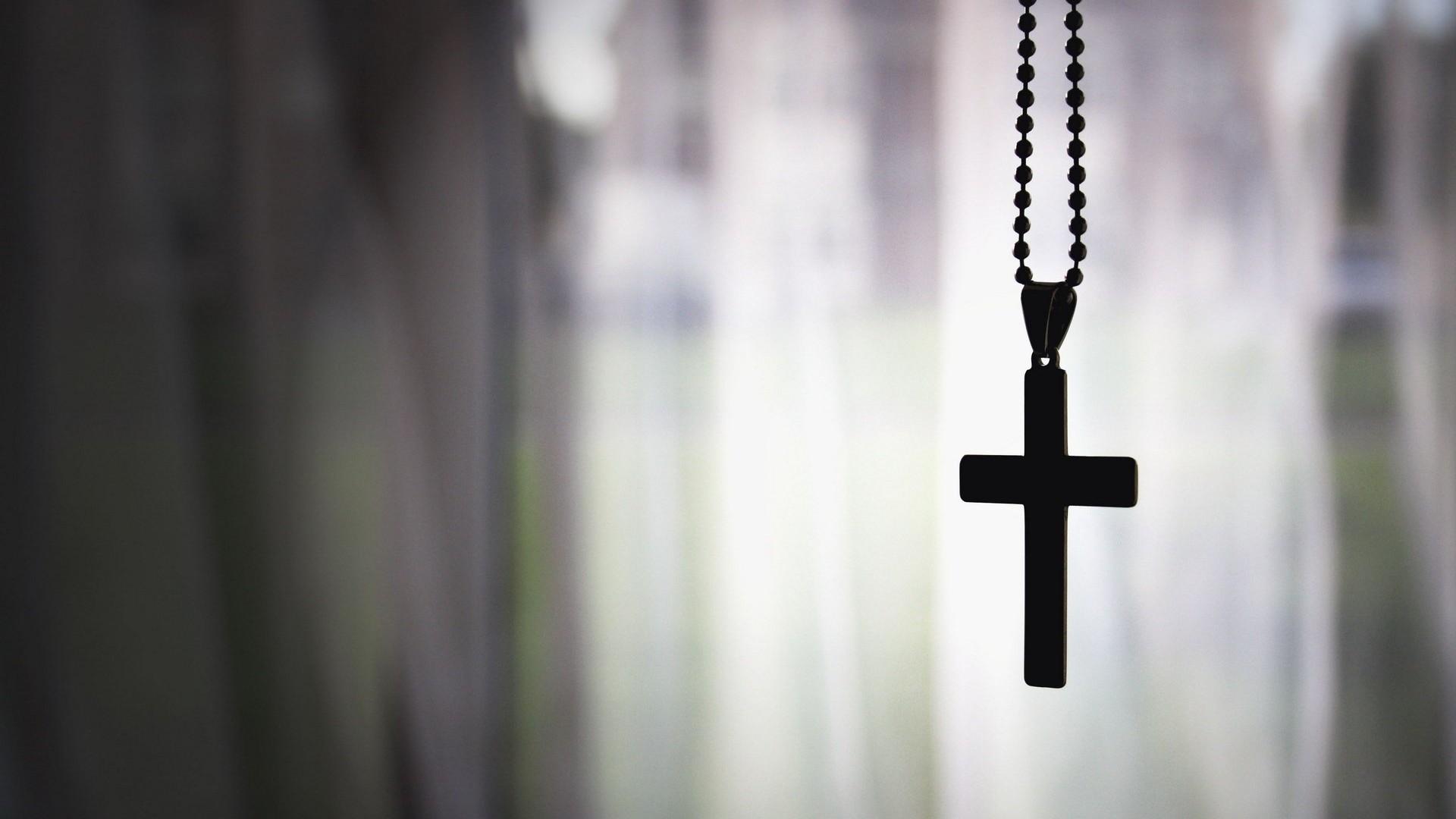 Один из сотрудников американского университета попросил свою ассистентку-католичку снять нательный крестик.