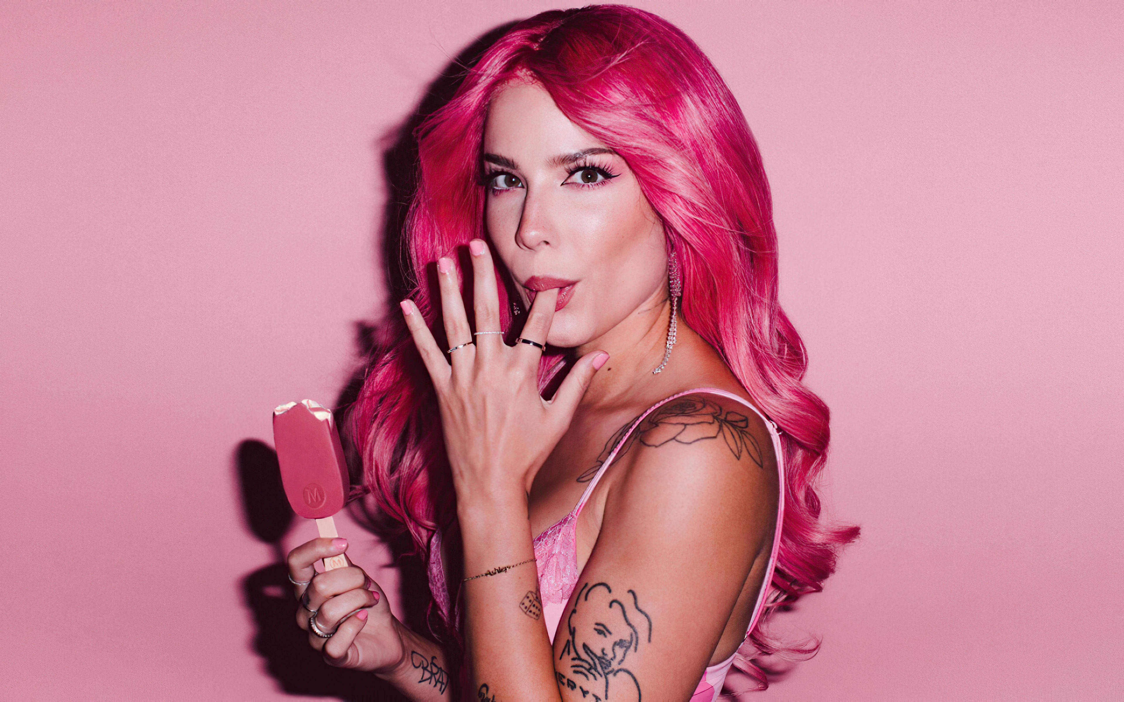 Кетти обожает розовый цвет и татуировки - порно фото