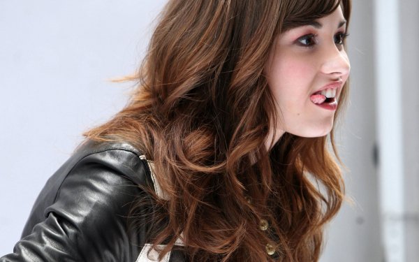 Celebrity - demi lovato Wallpapers and Backgrounds