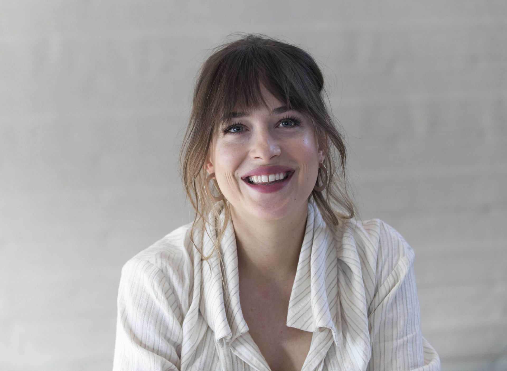 Download Earrings Celebrity Dakota Johnson HD Wallpaper