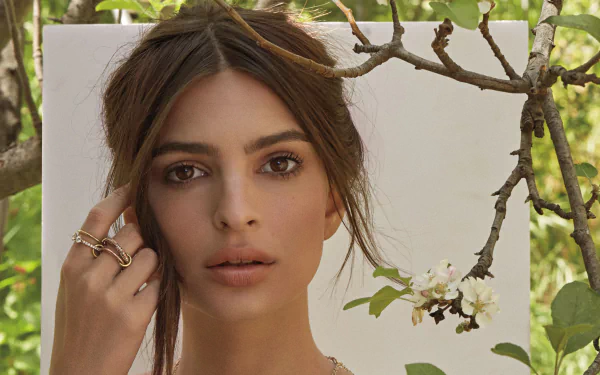 face close-up Celebrity Emily Ratajkowski HD Desktop Wallpaper | Background Image