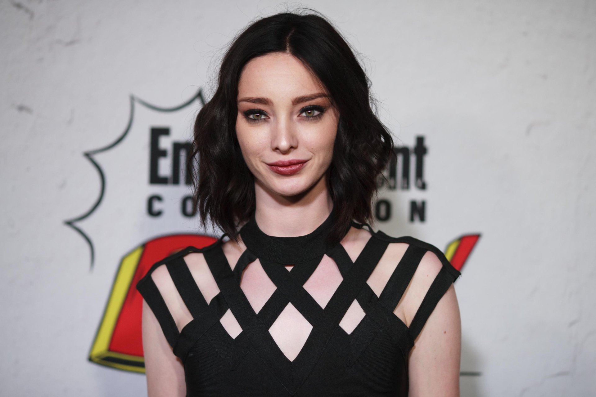 Download Black Hair American Actress Celebrity Emma Dumont HD Wallpaper