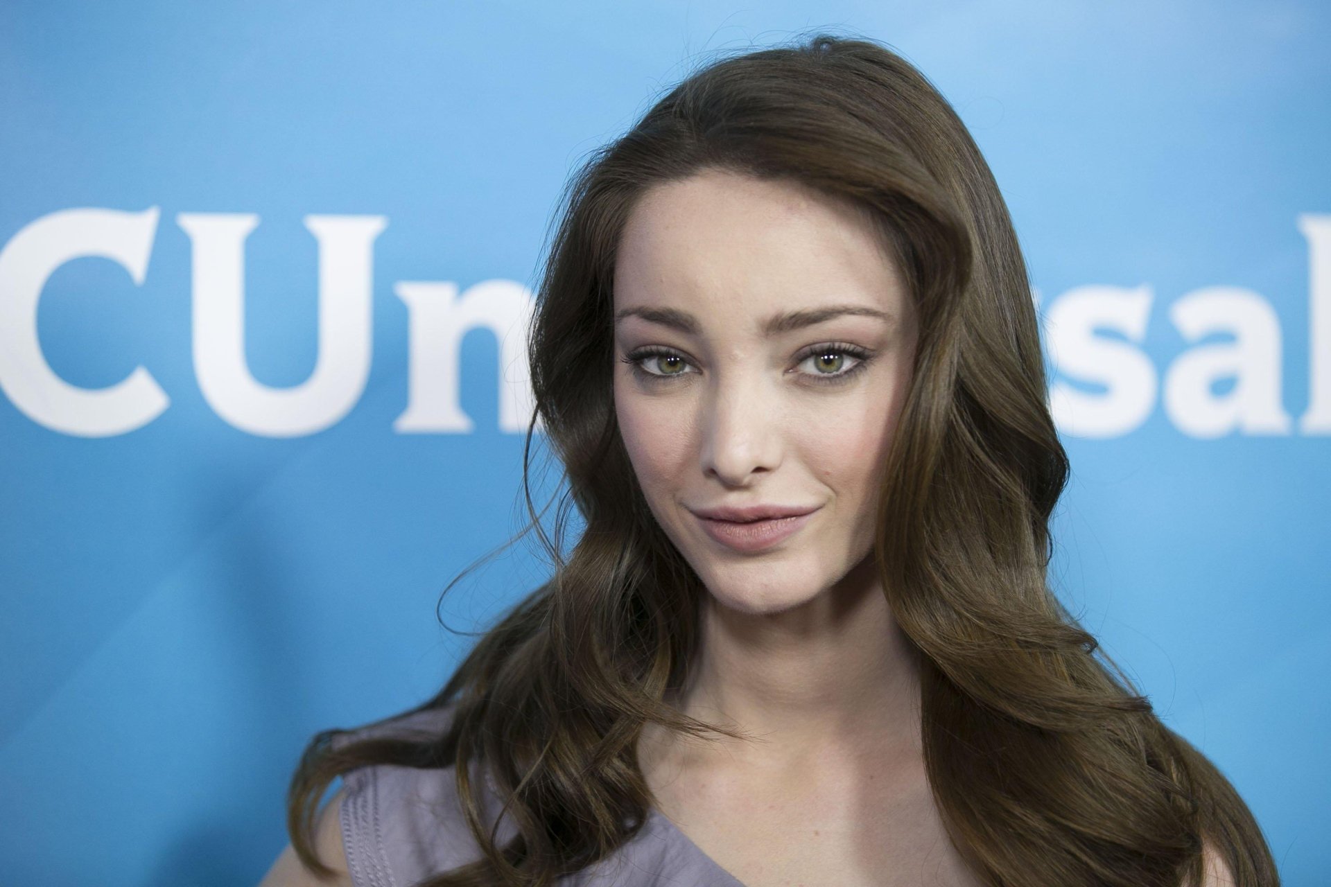 Download Green Eyes Brunette American Actress Celebrity Emma Dumont HD Wallpaper