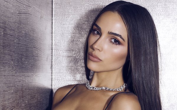 Celebrity Olivia Culpo Model Fashion American Black Hair Necklace Face HD Wallpaper | Background Image