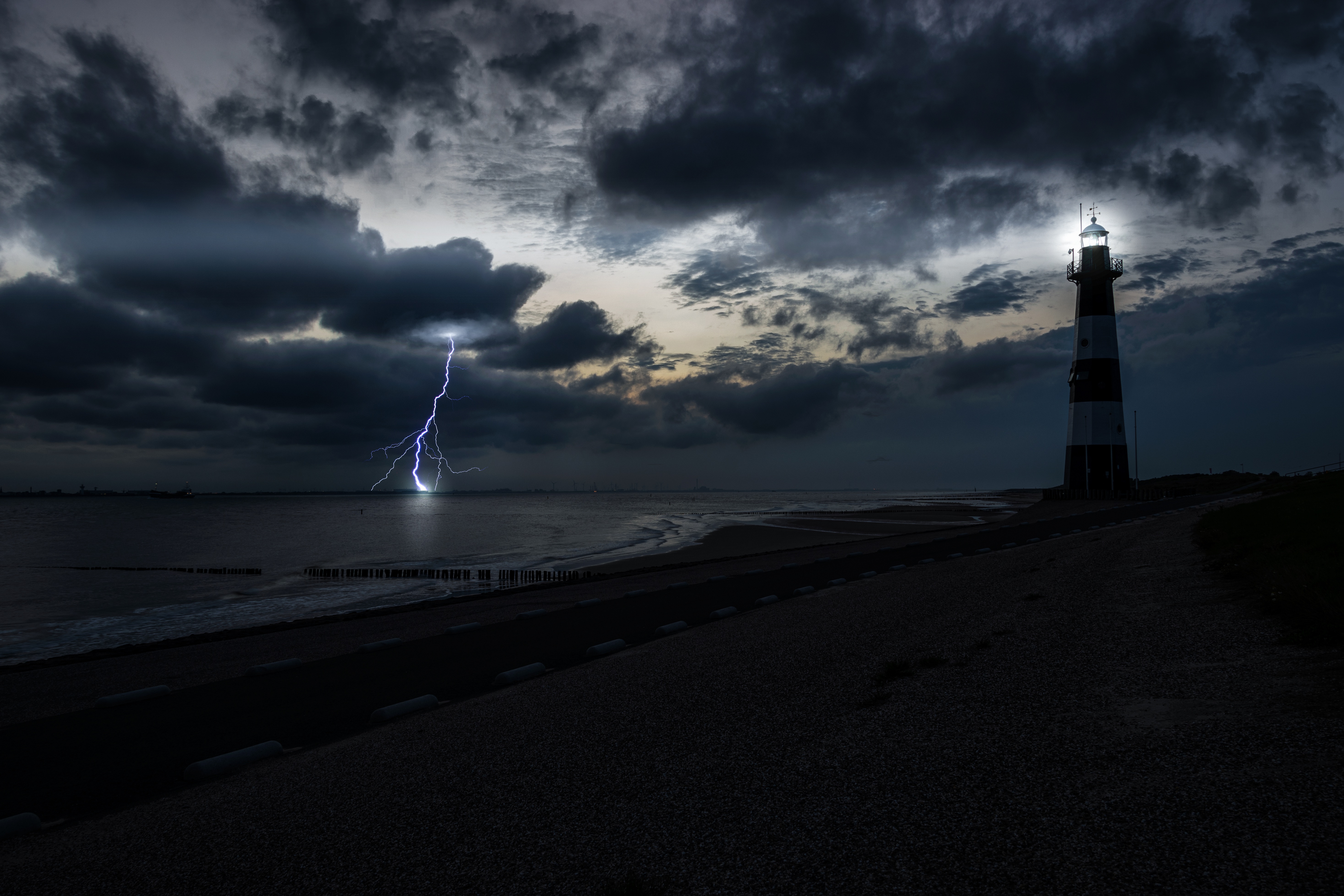 Coast light. Штормовой Маяк. Шторм Маяк молния. Море шторм Маяк. Северное море Маяк шторм.