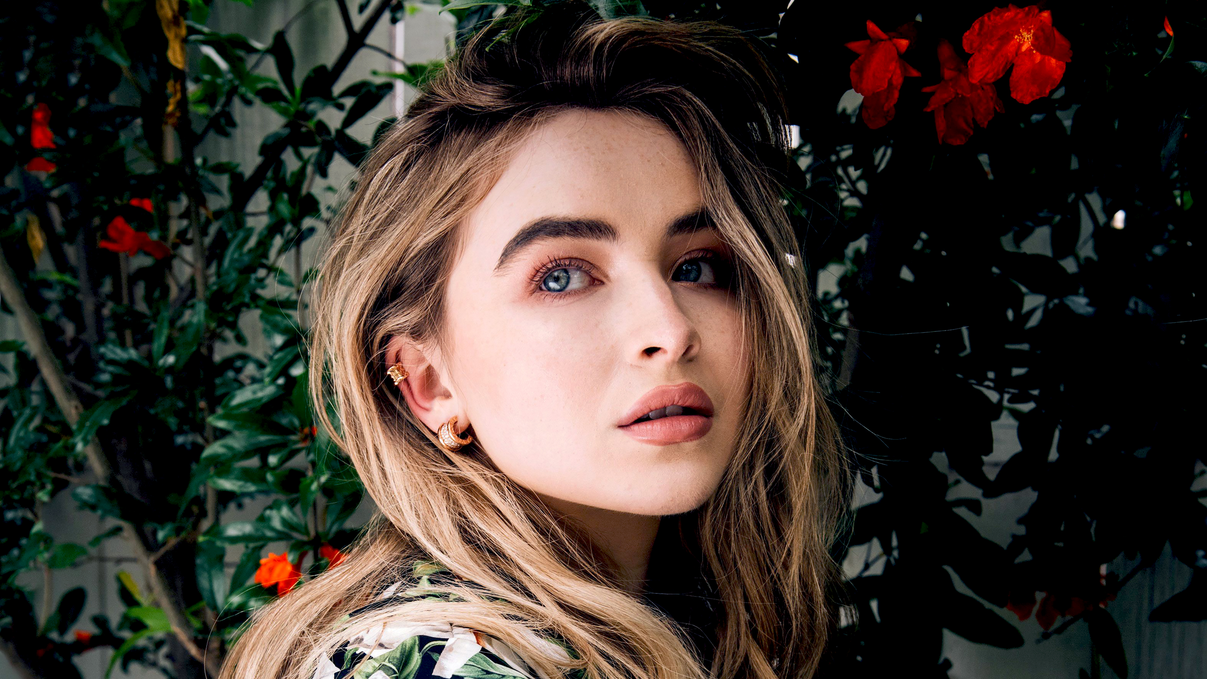 Download Lipstick Face Close Up Singer Blue Eyes Blonde American Music Sabrina Carpenter 4k 