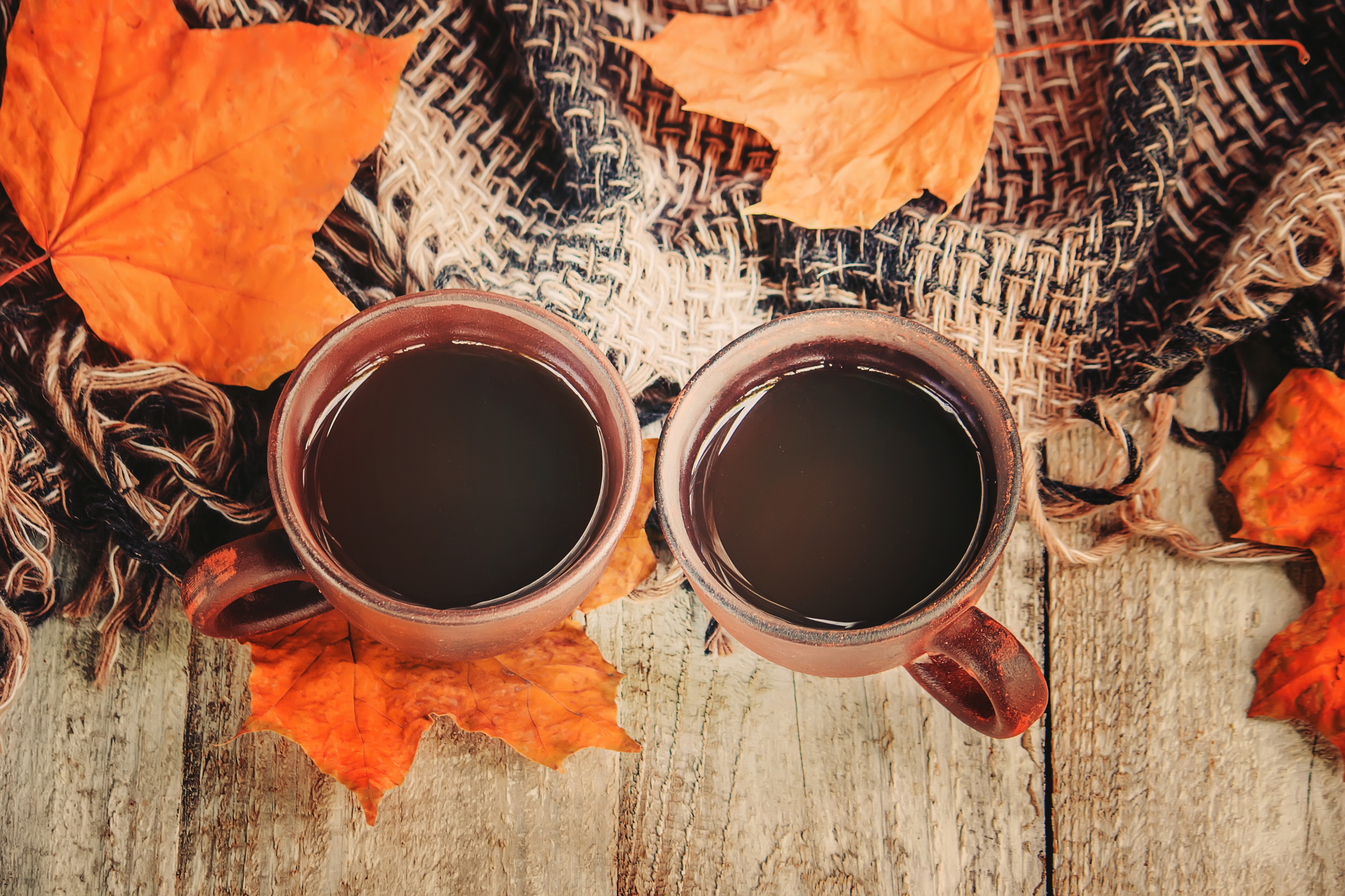 Осеннее кофе. Осенний кофе. Осень кофе. Уютная осень. Утро кофе осень.