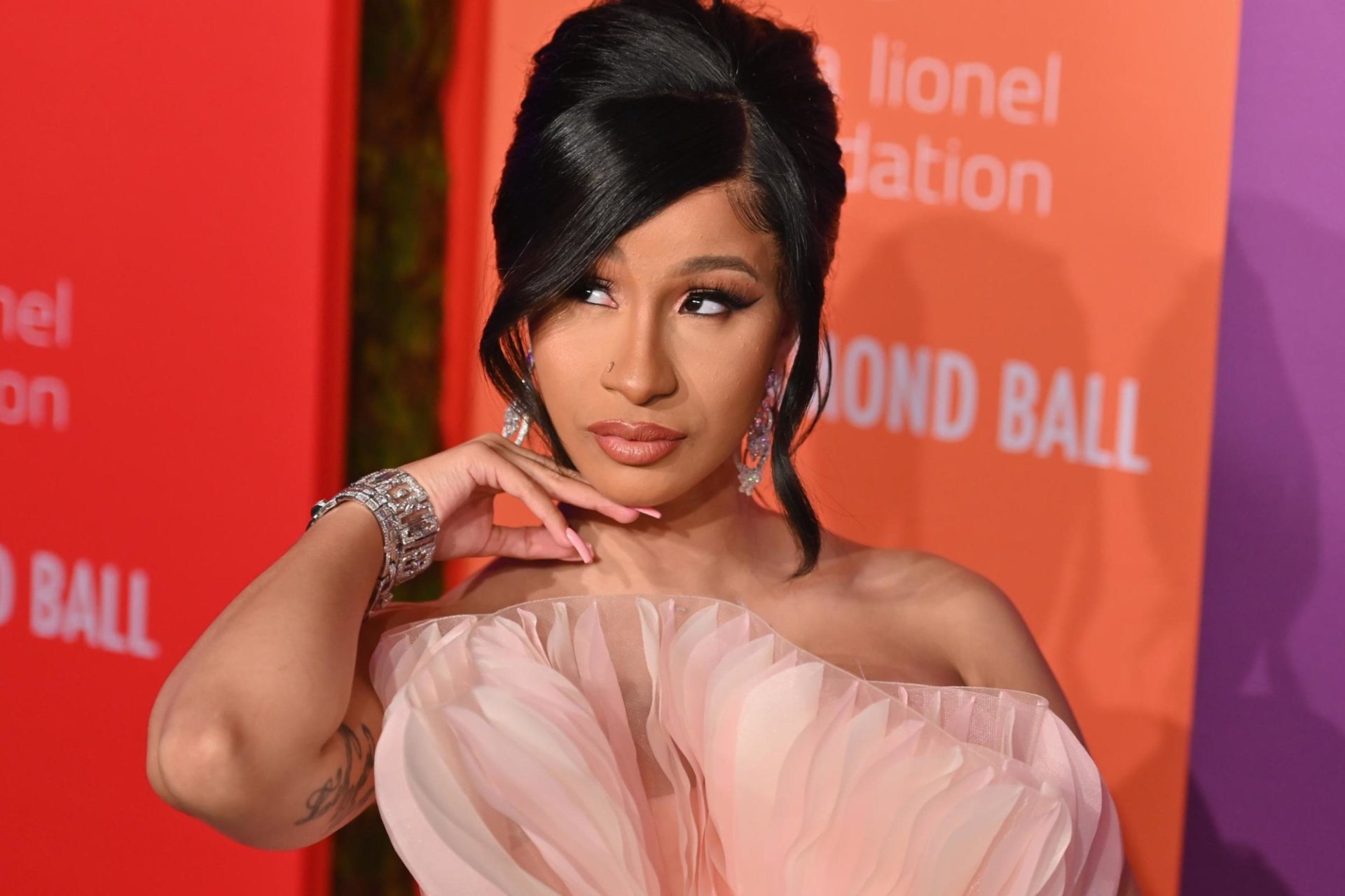 Cardi B HD Wallpaper | Background Image | 2000x1333