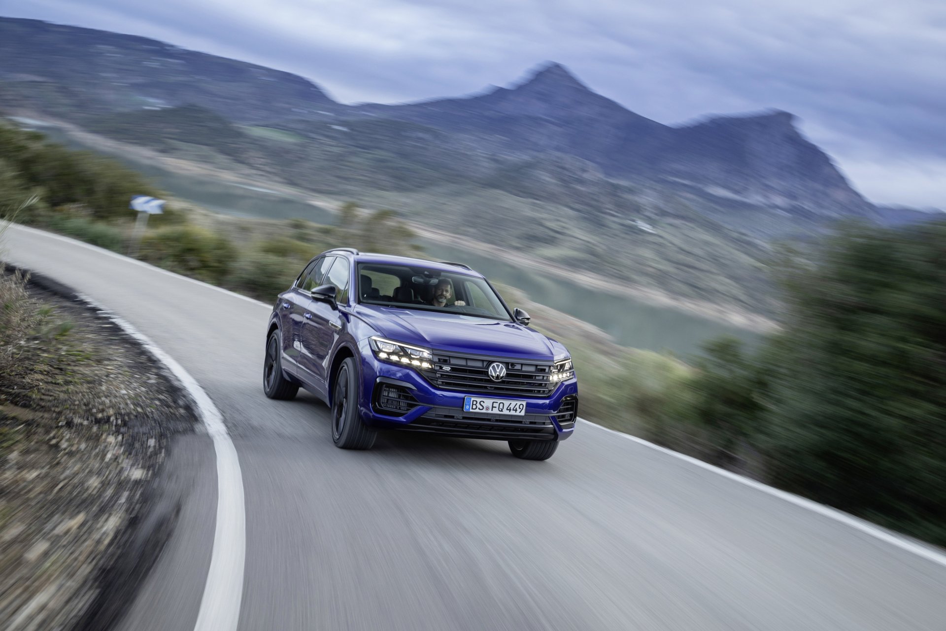 Download SUV Car Volkswagen Volkswagen Touareg Vehicle Volkswagen Touareg R-Line HD Wallpaper