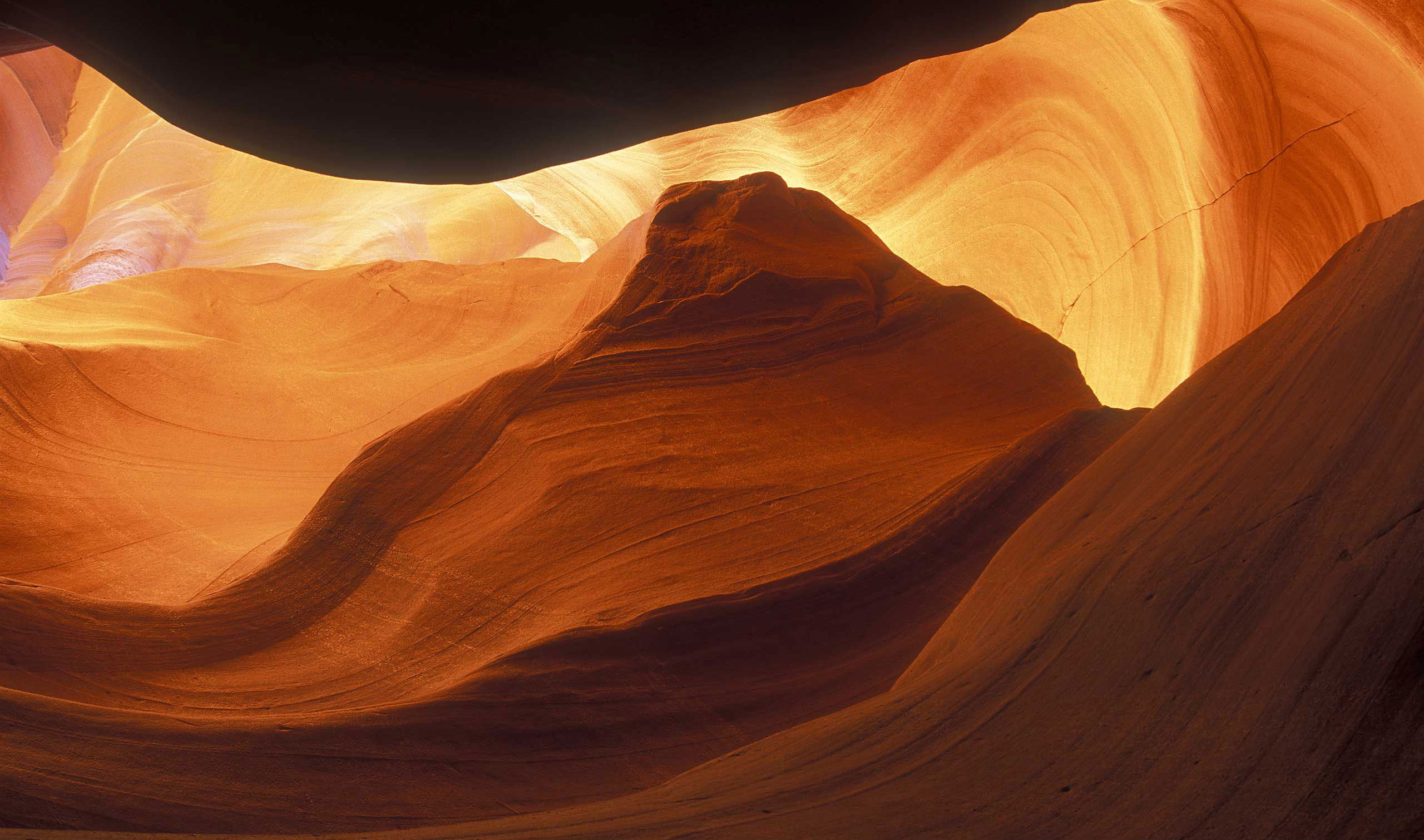 Antelope Canyon, a serene natural wonder captured in this desktop wallpaper.