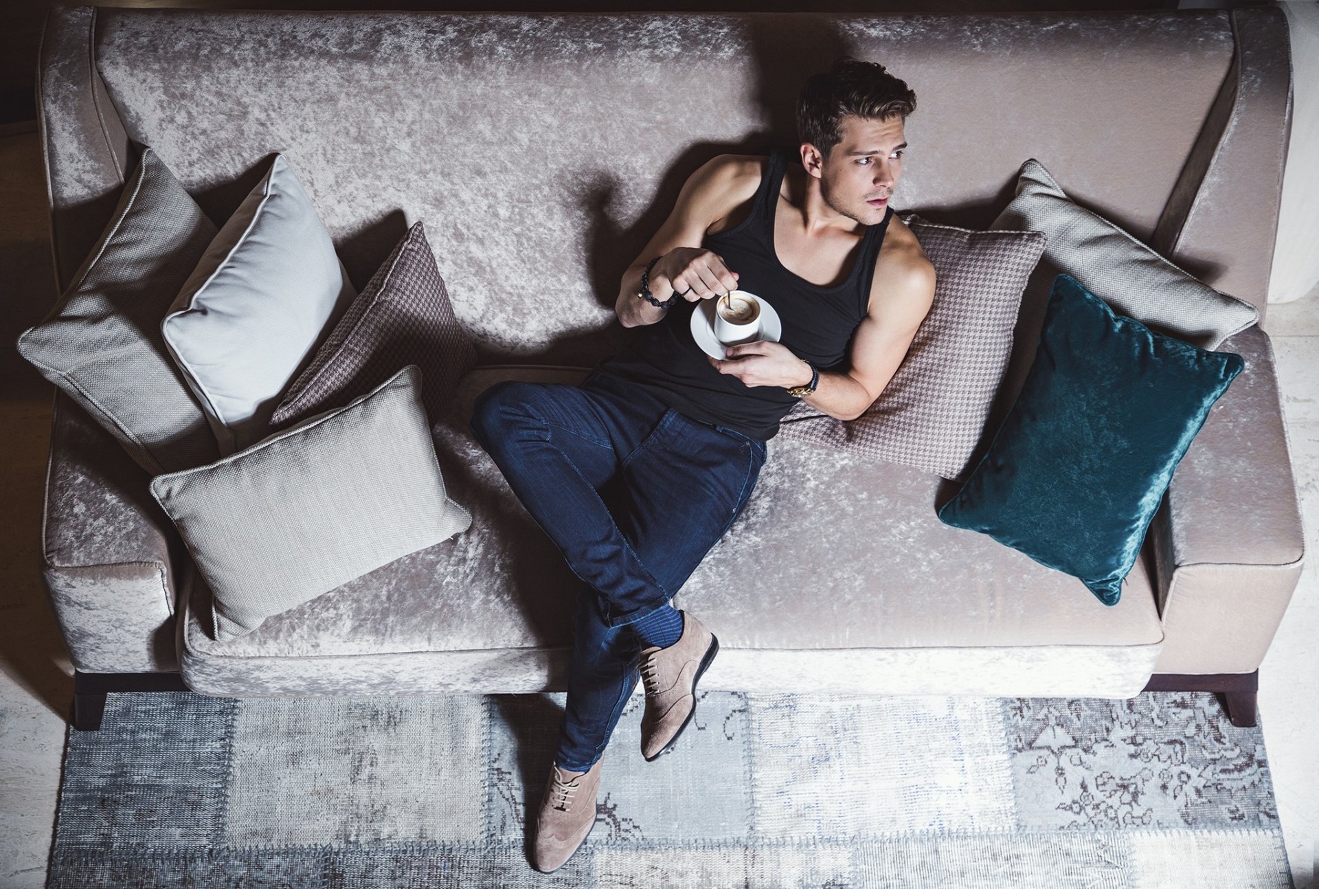 Download Sofa Man Model HD Wallpaper