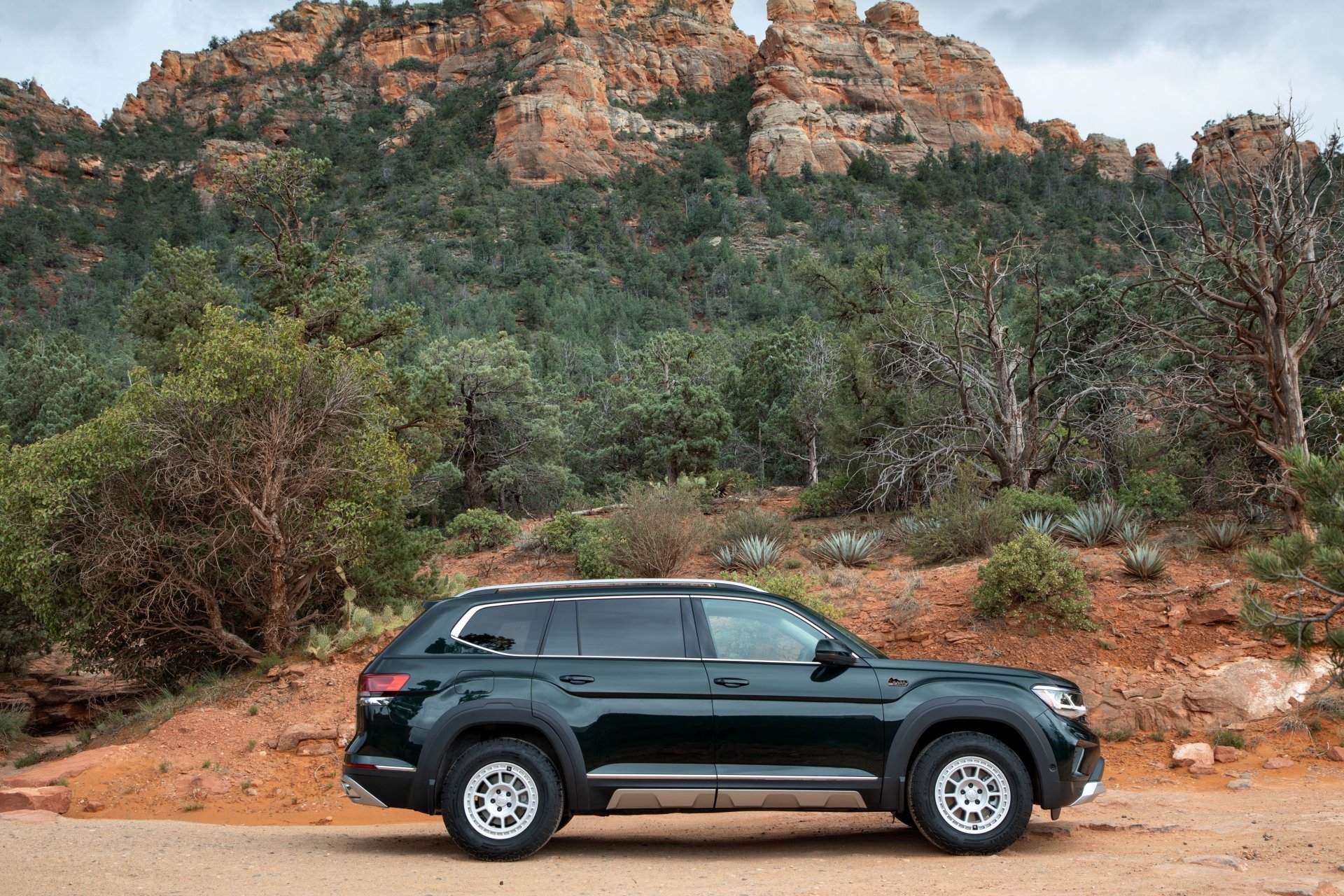 Download Volkswagen Atlas Basecamp Green Car Car SUV Volkswagen Vehicle Volkswagen Atlas 4k Ultra HD Wallpaper