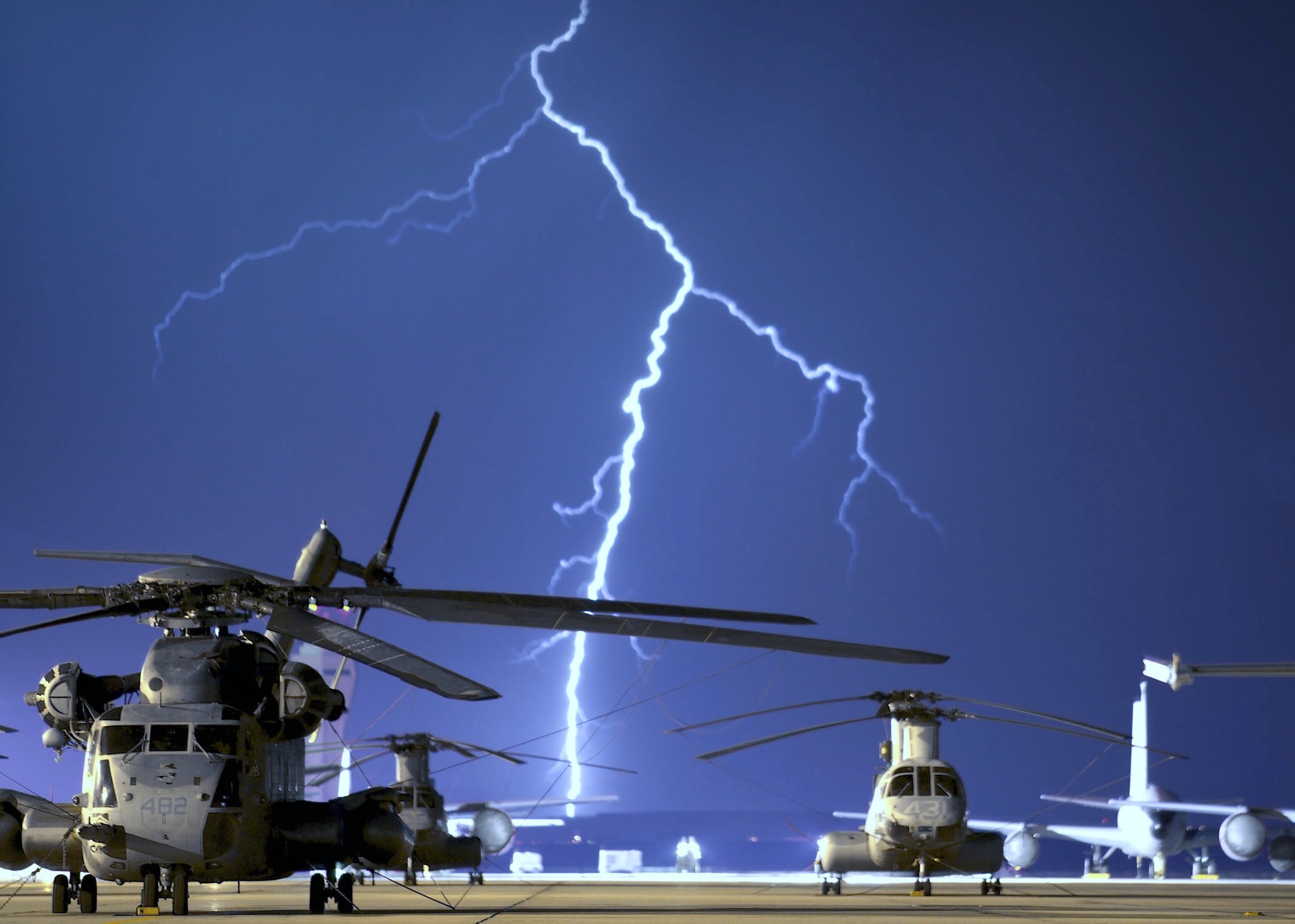 Military helicopters, including Ch-53 Super Stallion & Ch-46 Sea Knight, in a captivating desktop wallpaper.