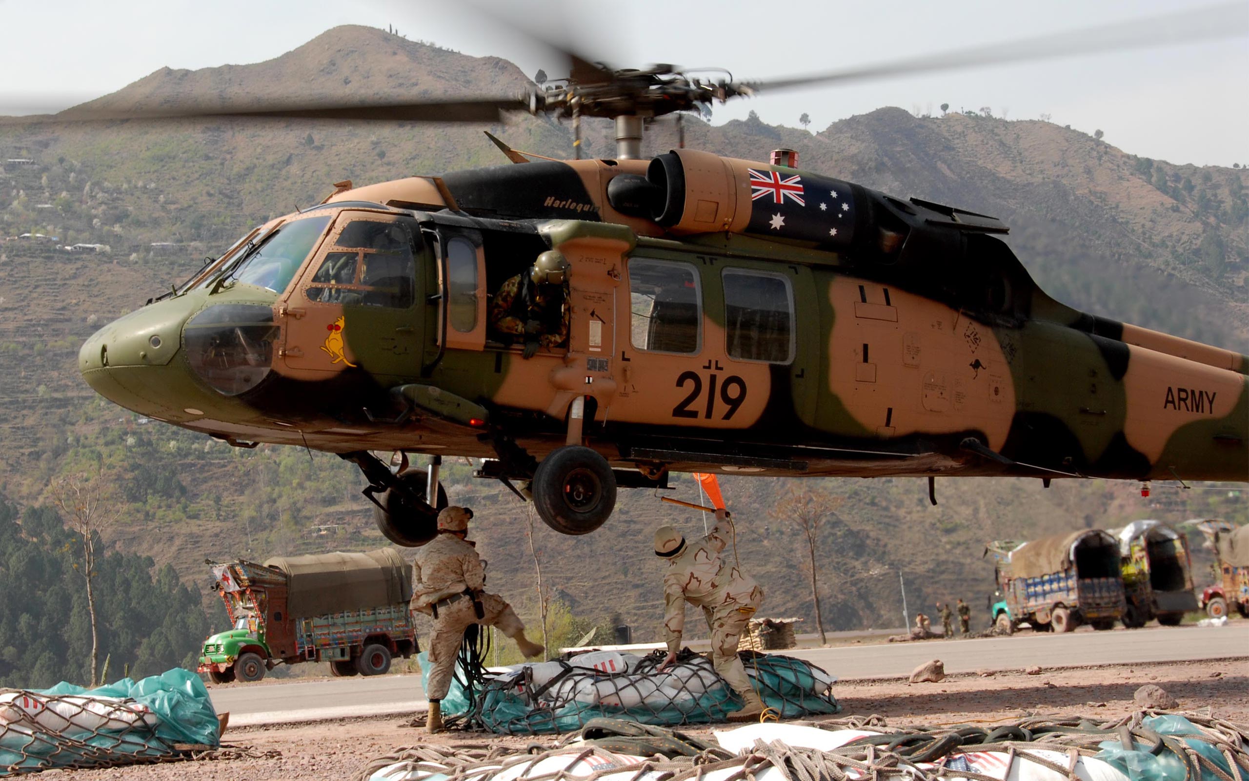 Military Sikorsky UH-60 Black Hawk HD Wallpaper | Background Image