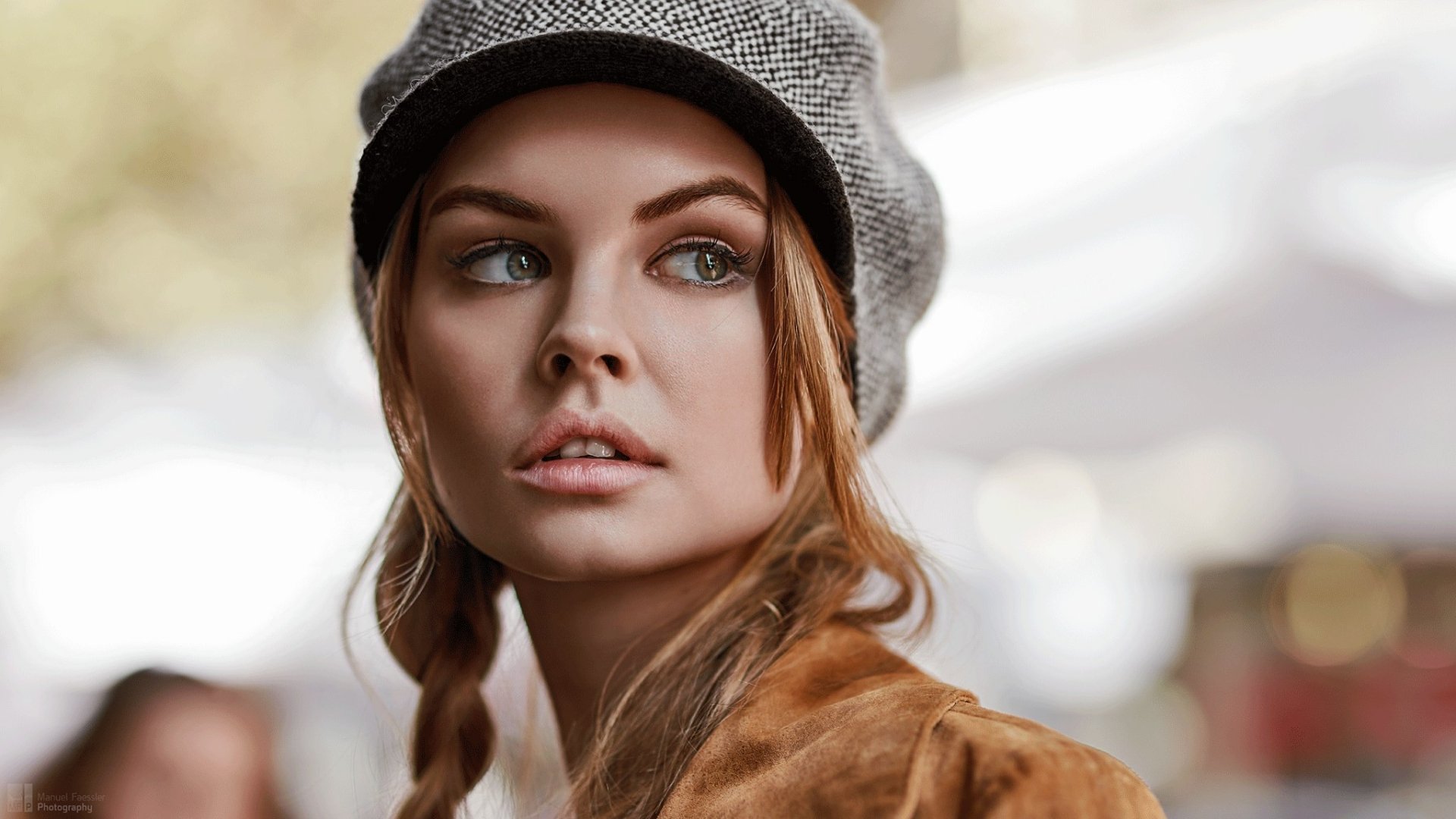HD desktop wallpaper: close-up portrait of a Russian woman model in a gray beret, braided hair and brown coat against a soft, out-of-focus urban background.