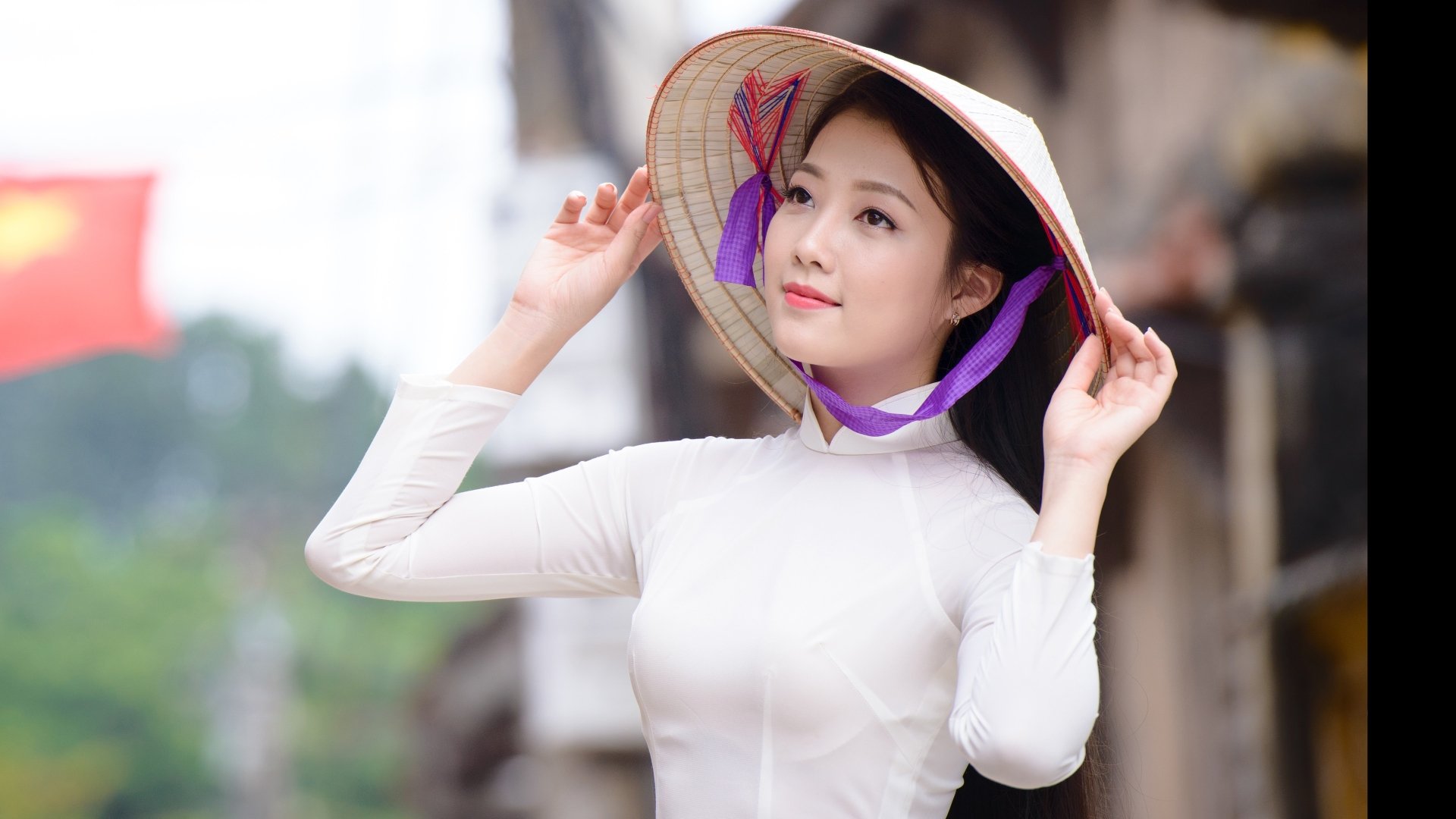 4K Ultra HD PC wallpaper of an Asian woman model wearing an Asian conical hat, soft depth-of-field portrait with a blurred street background.