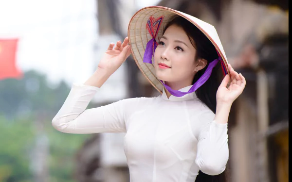 4K Ultra HD PC wallpaper of an Asian woman model wearing an Asian conical hat, soft depth-of-field portrait with a blurred street background.