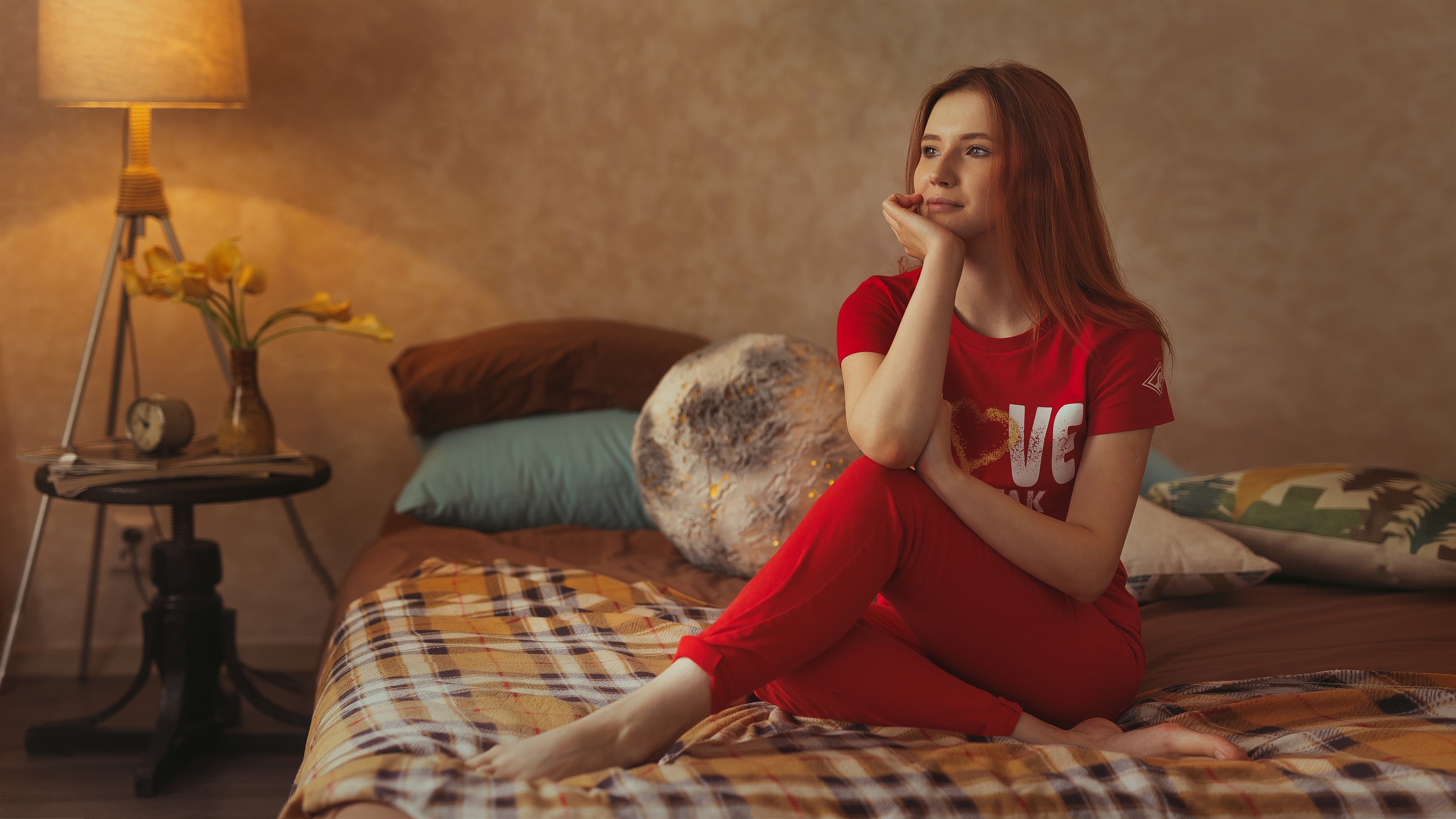 Рыжая На Кровати Фото