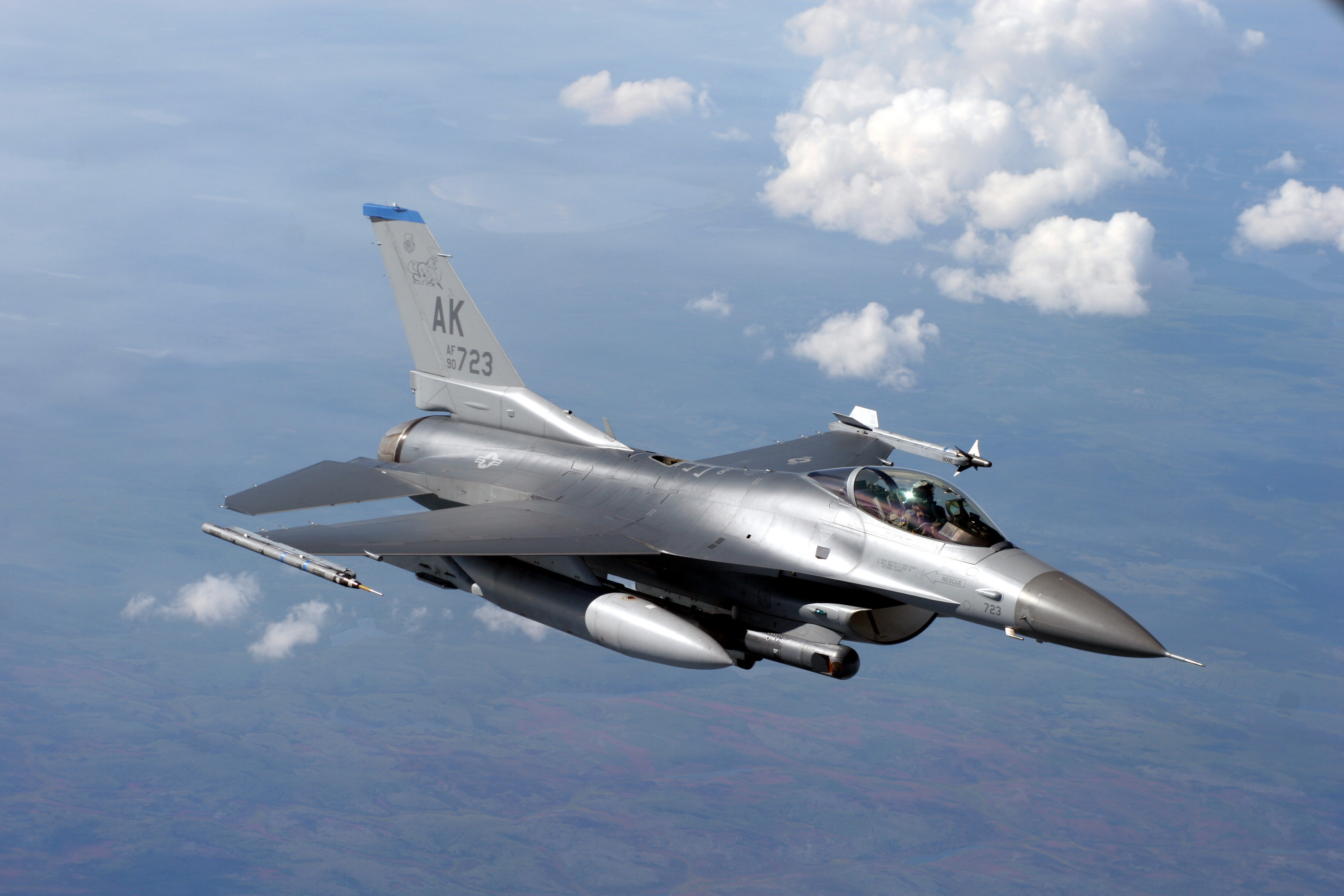 General Dynamics F-16 Fighting Falcon military aircraft desktop wallpaper.