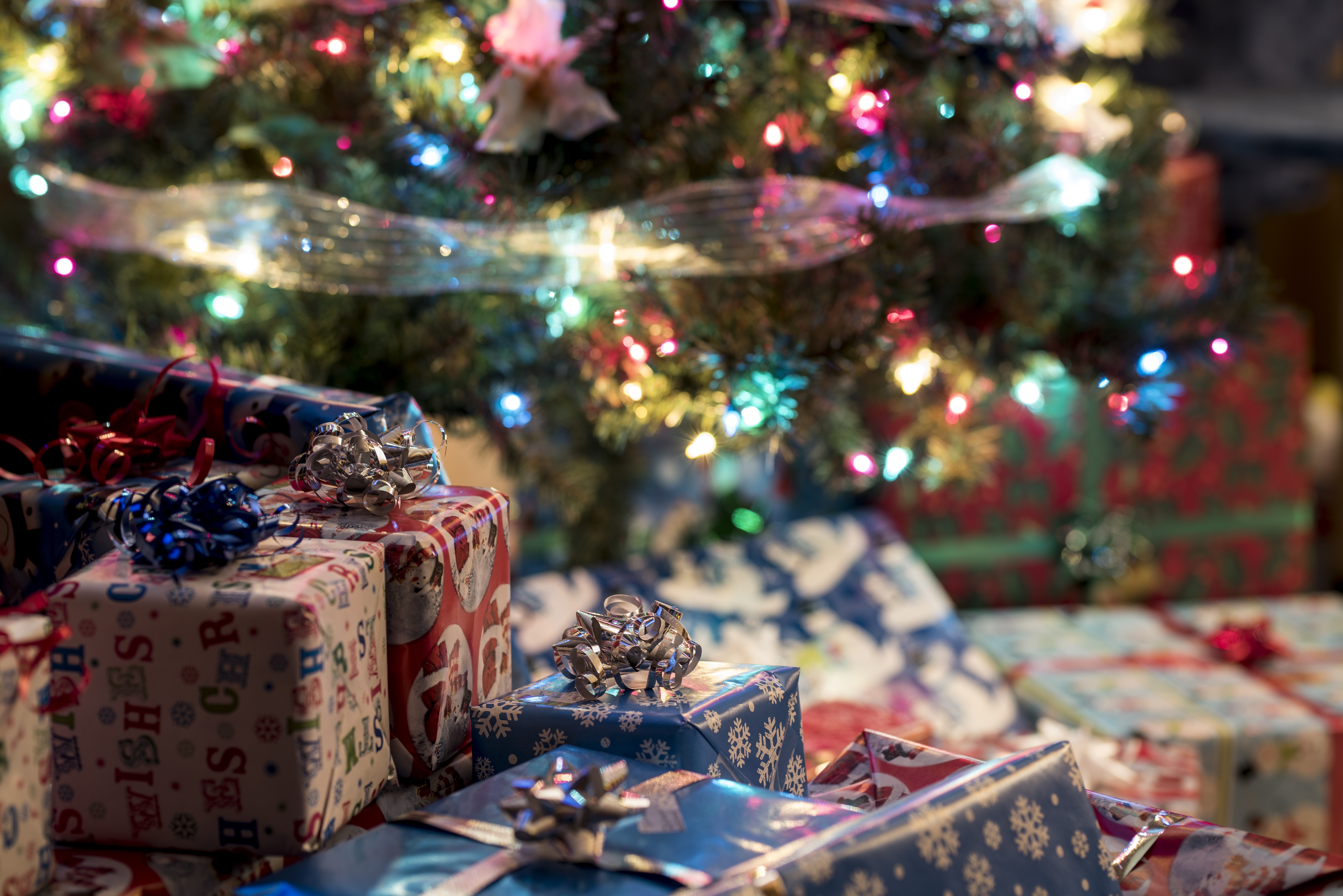 Подарки обсуждение. Подарки под ёлкой. Новогодняя елка с подарками. Куча подарков под елкой. Подарок к Рождеству.