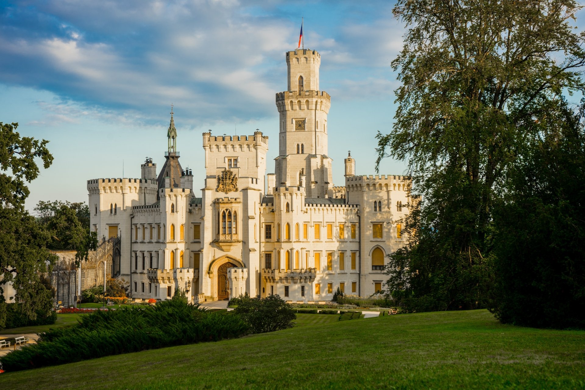 4K Ultra HD PC desktop wallpaper: Czech Republic palace castle — ornate man-made building showcasing historic architecture, set among manicured lawns and trees beneath a blue sky.