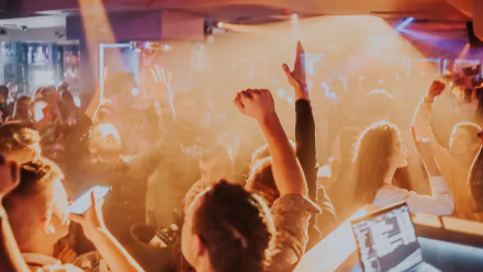  Put your hands up in the air