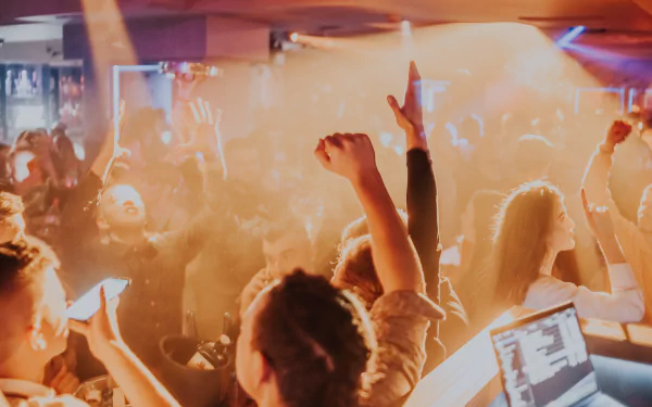  Put your hands up in the air