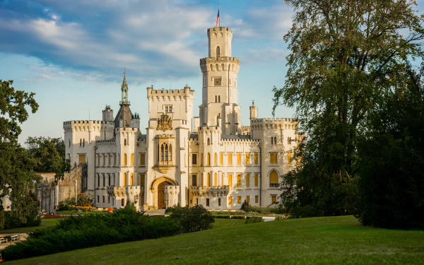 4K Ultra HD PC desktop wallpaper: Czech Republic palace castle — ornate man-made building showcasing historic architecture, set among manicured lawns and trees beneath a blue sky.