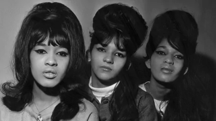 HD desktop wallpaper featuring a black and white photo of The Ronettes, a 1960s girl group.