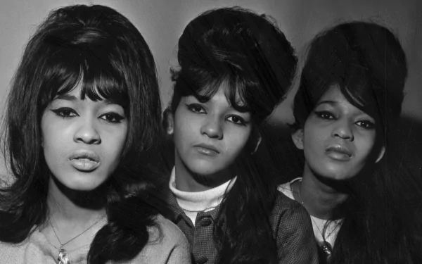 HD desktop wallpaper featuring a black and white photo of The Ronettes, a 1960s girl group.