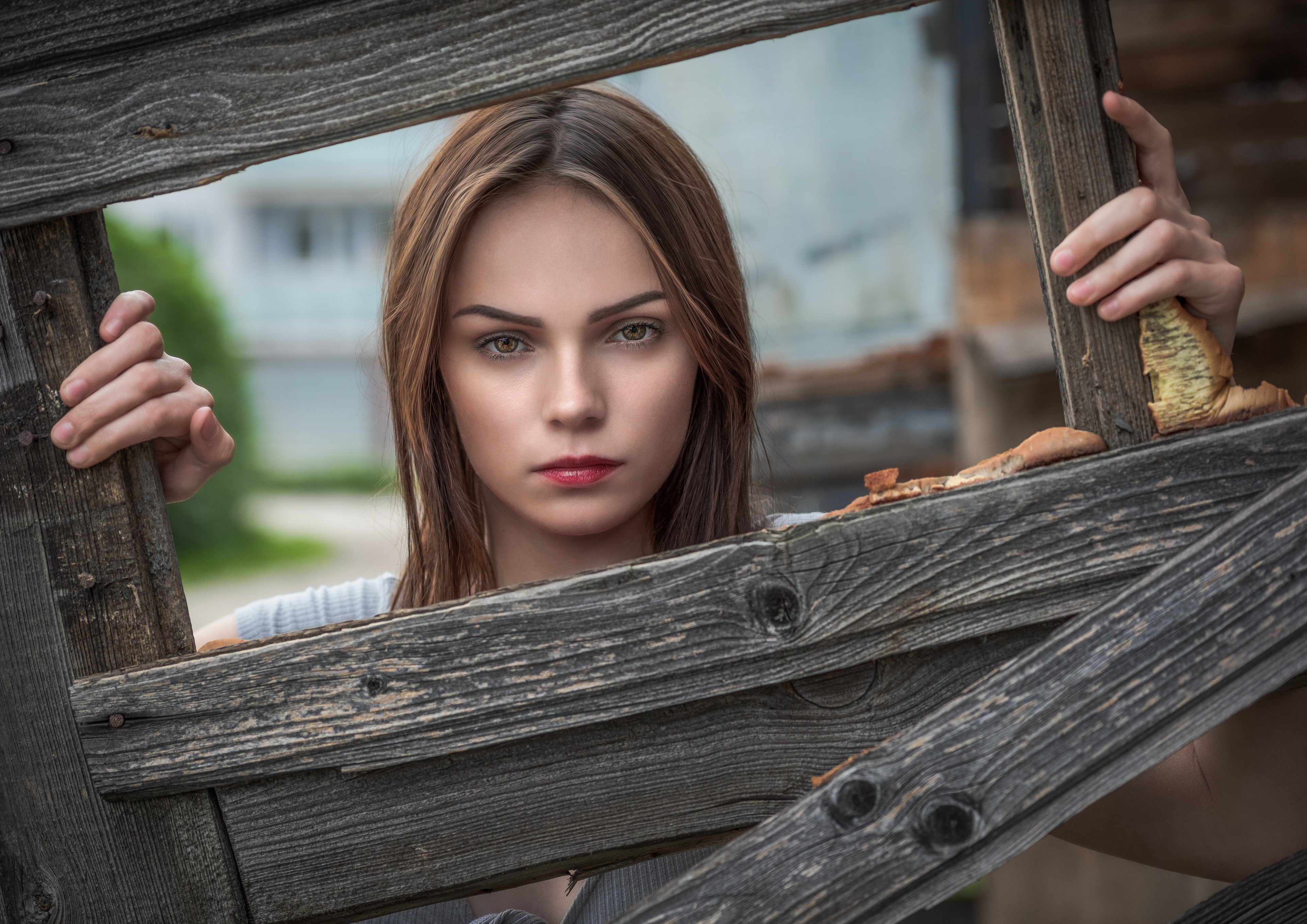 This girl looks beautiful. Портрет девушки. Портрет девушка на фоне деревянной стены. Обои на рабочий стол окно. Look beautiful girls.