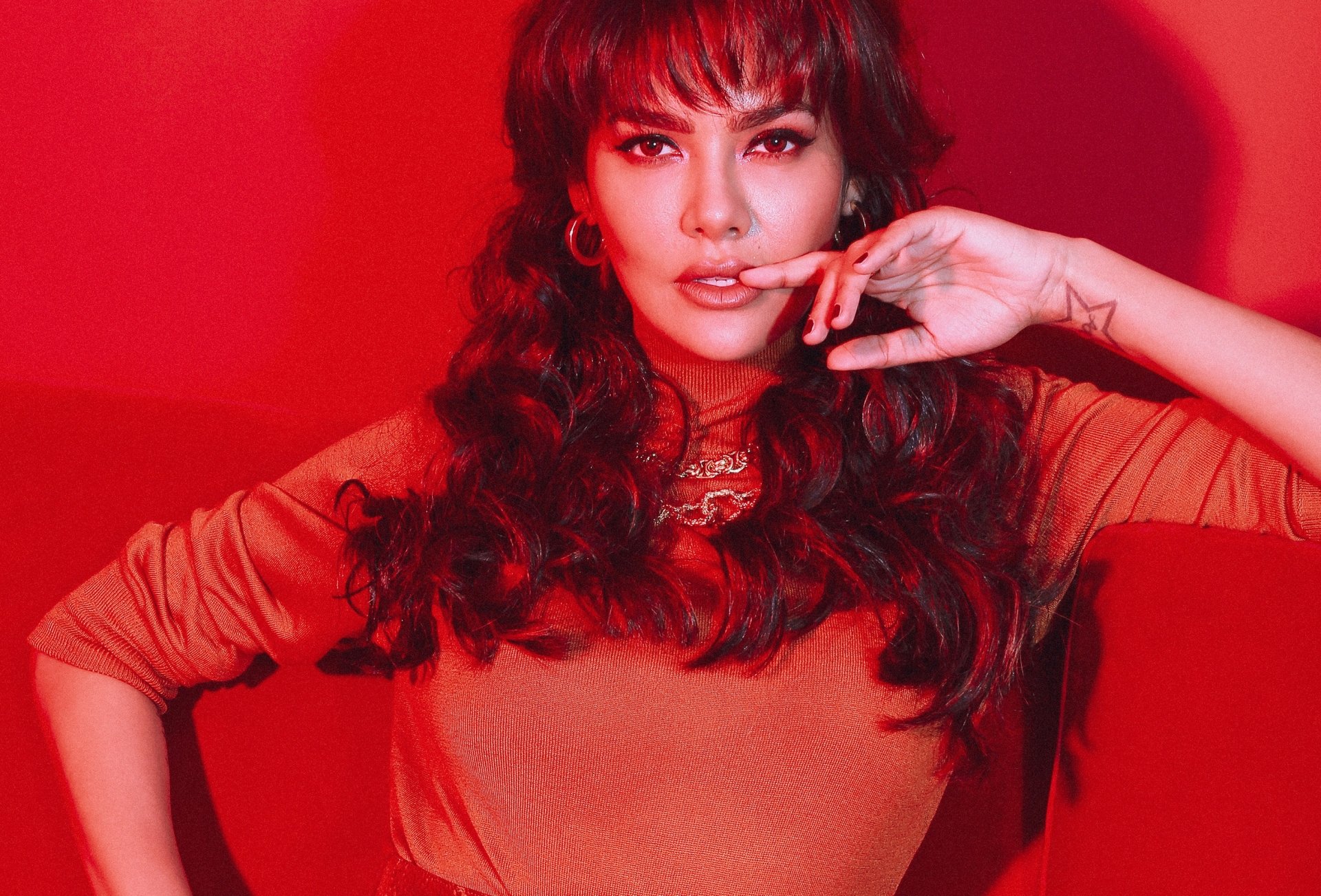 Download Brown Eyes Bollywood Actress Indian Celebrity Esha Gupta HD Wallpaper