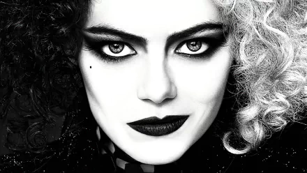 Close-up black and white 4K Ultra HD wallpaper of Emma Stone as Cruella, featuring dramatic makeup and contrasting half-black, half-white hair.