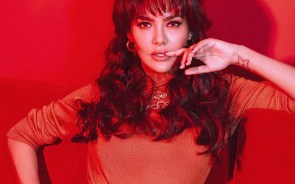 brown eyes Bollywood actress Indian Celebrity Esha Gupta HD Desktop Wallpaper | Background Image