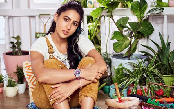 brown eyes black hair Bollywood actress Indian Celebrity Sara Ali Khan HD Desktop Wallpaper | Background Image