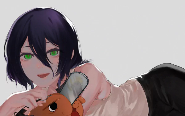 Reze (Chainsaw Man) anime 2K Quad HD PC desktop wallpaper: Reze reclining on a gray backdrop, short dark hair and green eyes, smiling while holding a teddy with a small chainsaw.