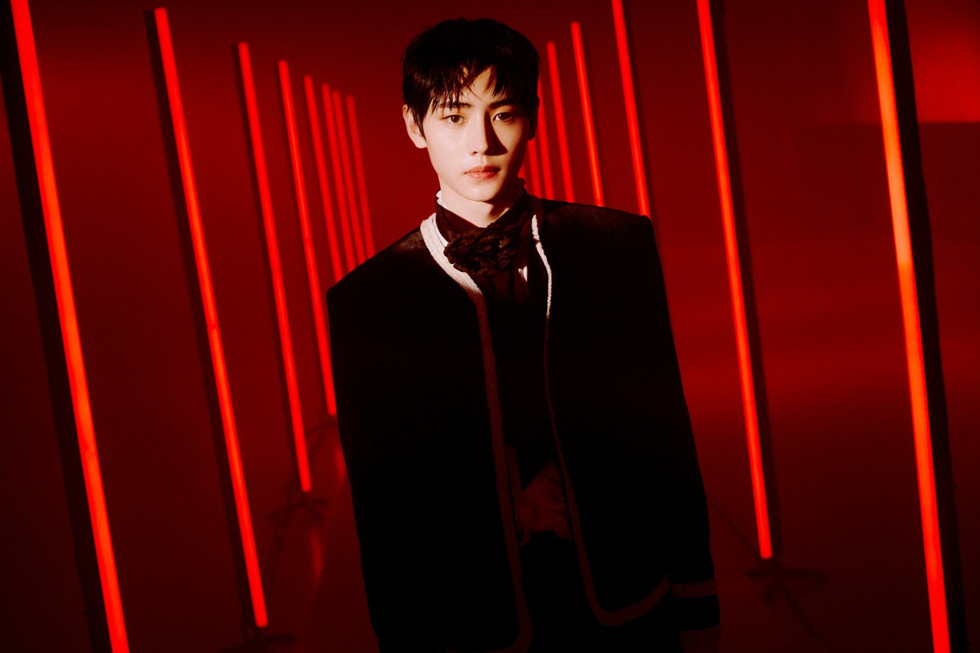 5K Ultra HD PC desktop wallpaper of a K-pop performer standing in a red-lit corridor with a dramatic gaze; tags: music, ENHYPEN.