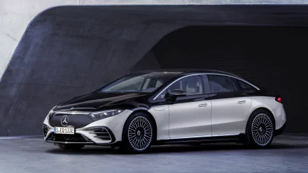 Silver Mercedes‑Benz EQS electric car parked against minimalist concrete architecture, sleek profile and turbine wheels — 4K Ultra HD PC desktop wallpaper/background.