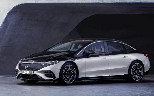 Silver Mercedes‑Benz EQS electric car parked against minimalist concrete architecture, sleek profile and turbine wheels — 4K Ultra HD PC desktop wallpaper/background.