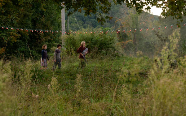  Emily Blunt, Noah Jupe &amp; Millicent Simmonds in the Movie A Quiet Place Part II