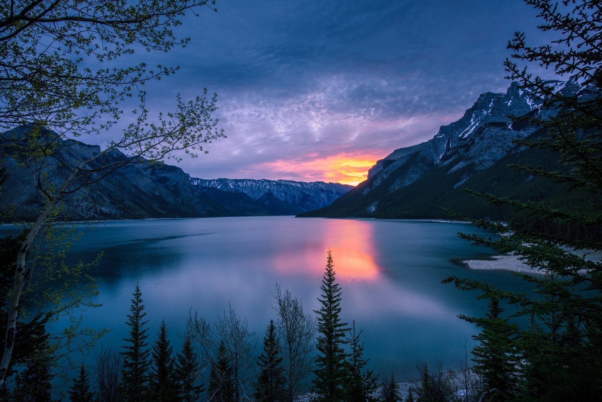 HD desktop wallpaper of a serene Alberta mountain lake at sunset, showcasing vibrant skies and peaceful nature in Canada.