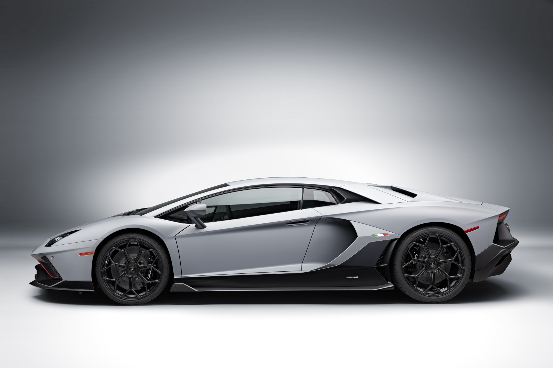 Download Lamborghini Aventador Supercar Vehicle Lamborghini Aventador LP 780-4 Ultimae 8k Ultra HD Wallpaper