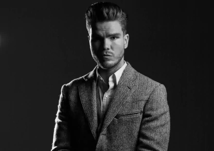 A striking black-and-white portrait of Jökull Júlíusson from the band KALEO, showcasing his confident expression and stylish attire, serves as an impressive HD desktop wallpaper.