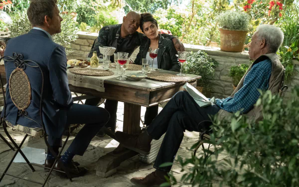 Sonia Kincaid Salma Hayek Michael Bryce Ryan Reynolds Darius Kincaid Samuel L. Jackson Morgan Freeman movie The Hitman's Wife's Bodyguard HD Desktop Wallpaper | Background Image