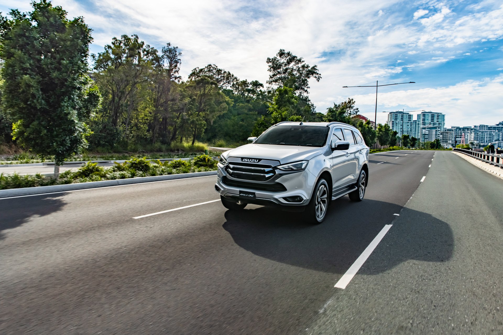 Download SUV Vehicle Isuzu MU-X 4k Ultra HD Wallpaper