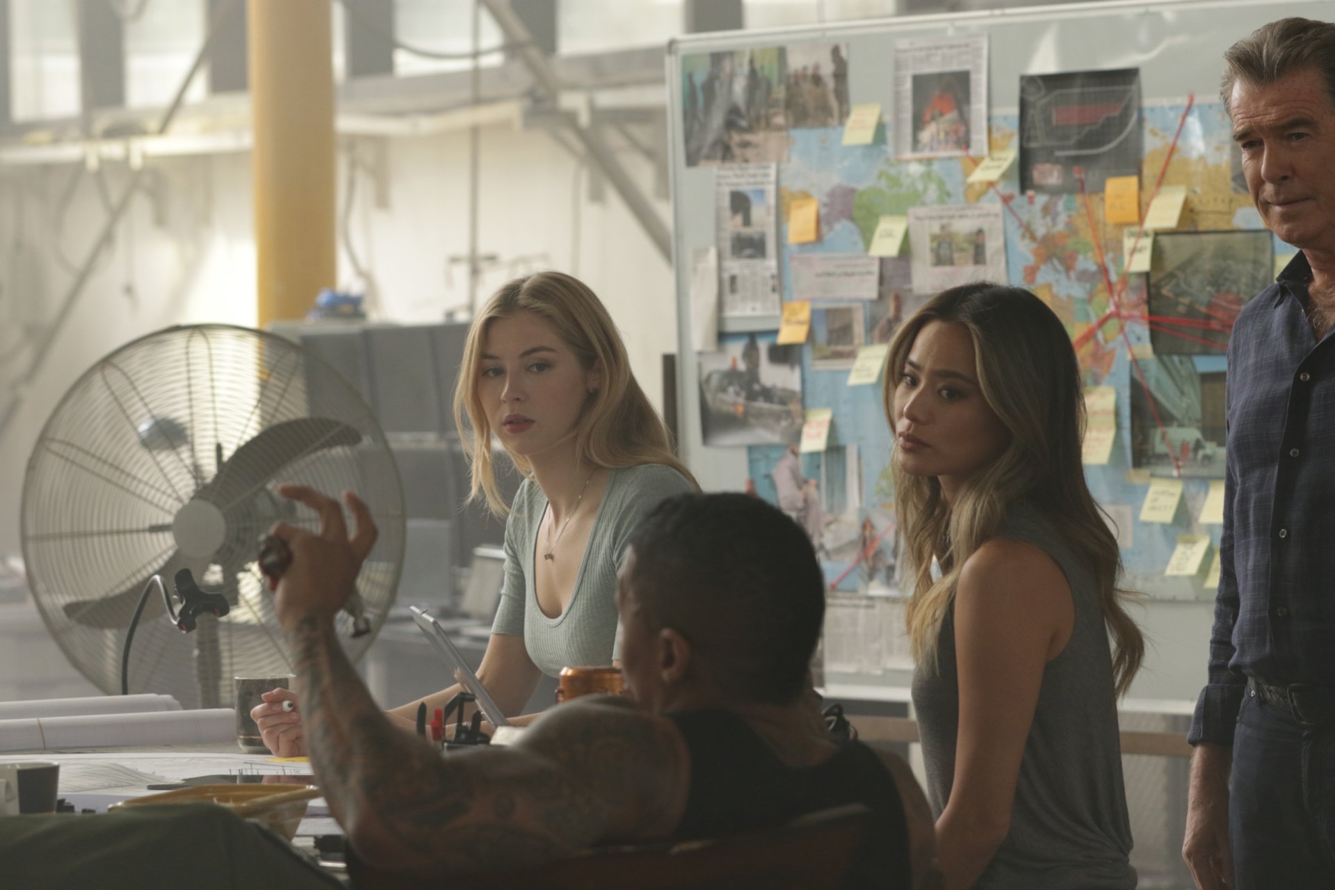 Download Jamie Chung Nick Cannon Pierce Brosnan Hermione Corfield Movie The Misfits HD Wallpaper