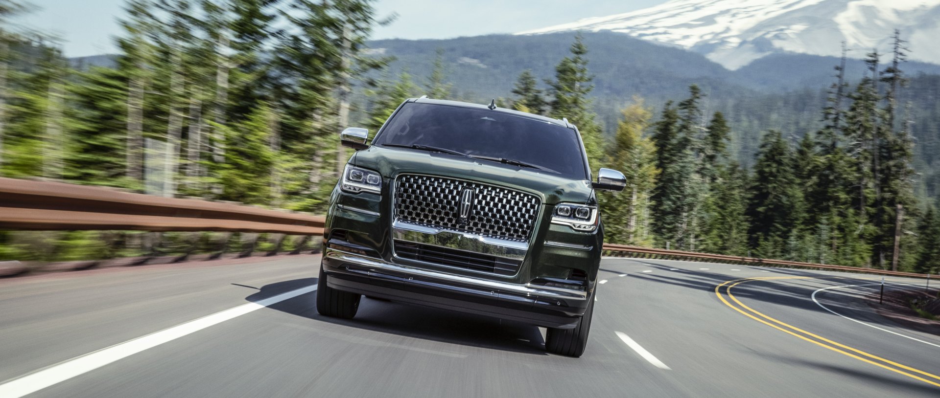 Download SUV Vehicle Lincoln Navigator 4k Ultra HD Wallpaper