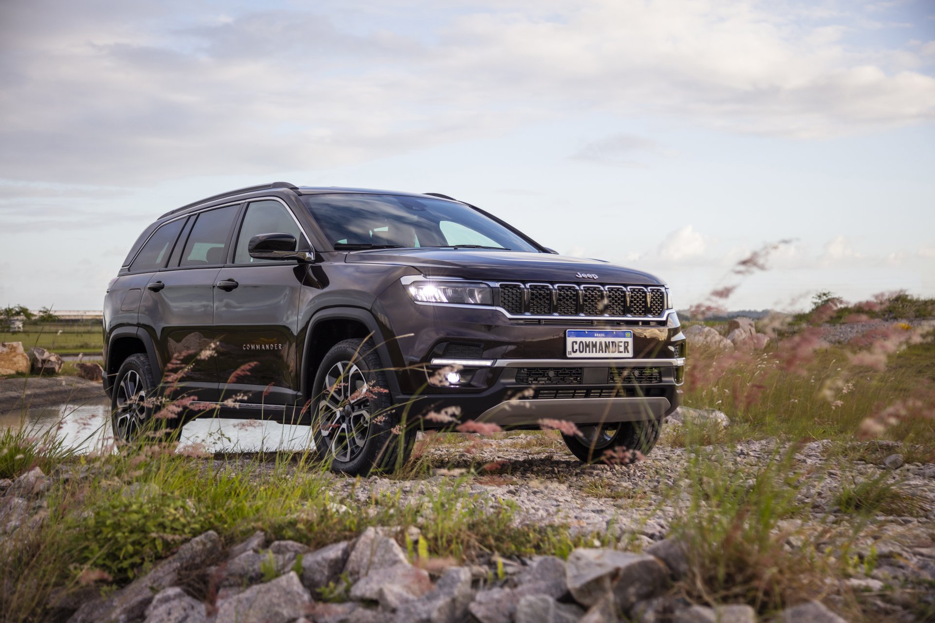 Download Vehicle Jeep Commander 8k Ultra HD Wallpaper