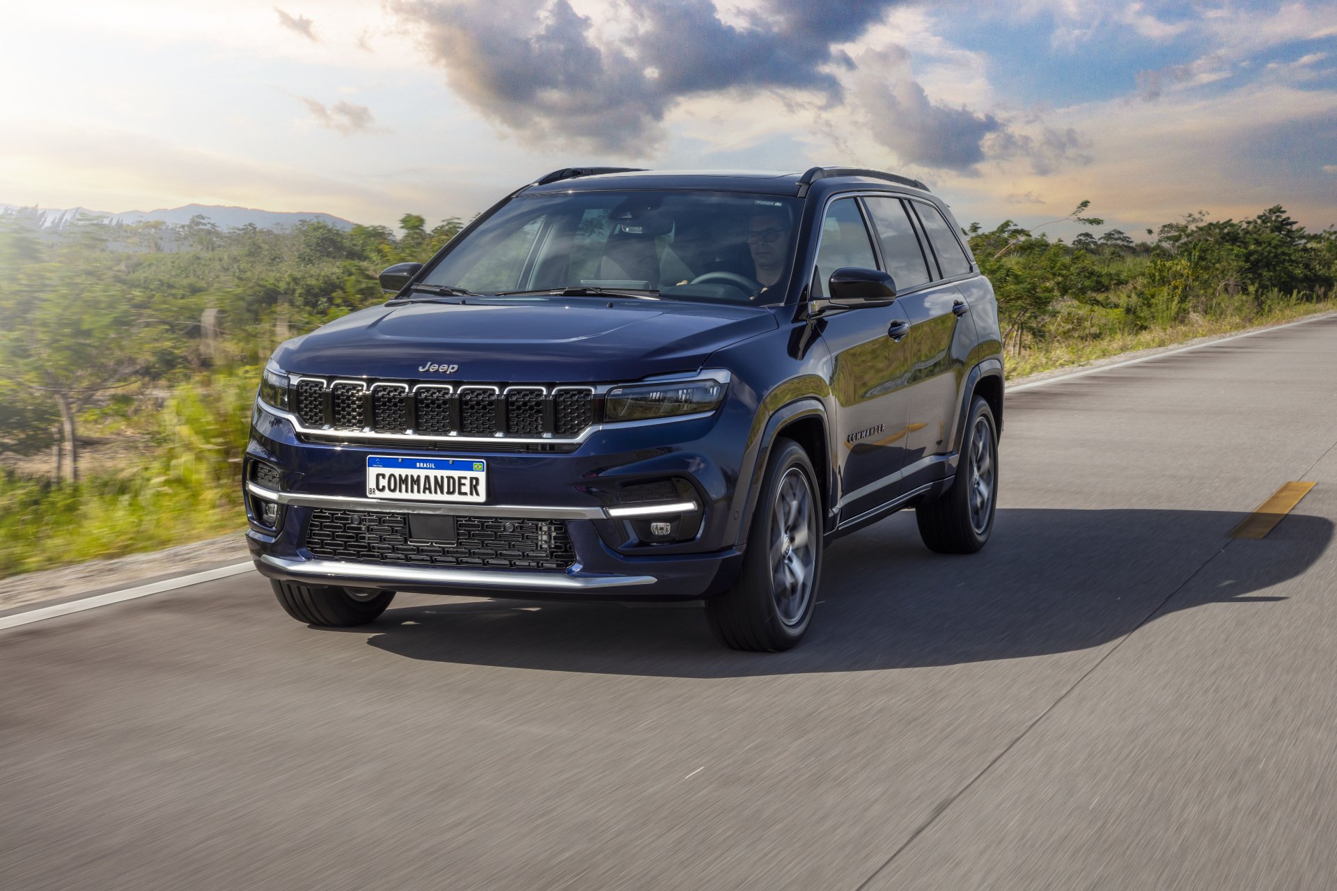 Download Vehicle Jeep Commander 8k Ultra HD Wallpaper