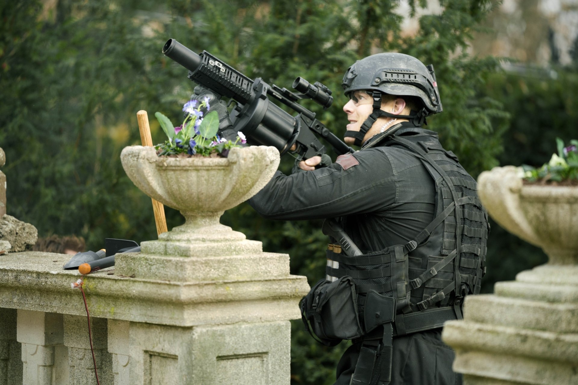 Download Tom Hopper Movie SAS: Red Notice HD Wallpaper